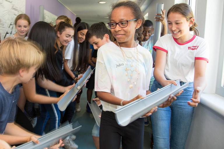 Schüler bei Dachrinnenstaffel