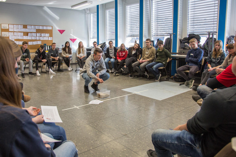 Schüler bei Evaluationsübung