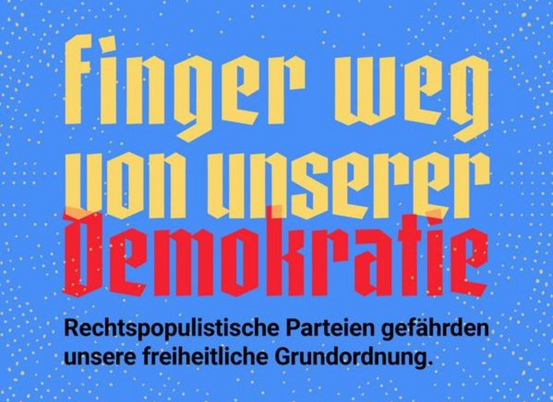 Plakat mit dem Slogan: Finger weg von unserer Demokratie - rechtspopulistische Parteien gefährden unsere freiheitliche Grundordnung