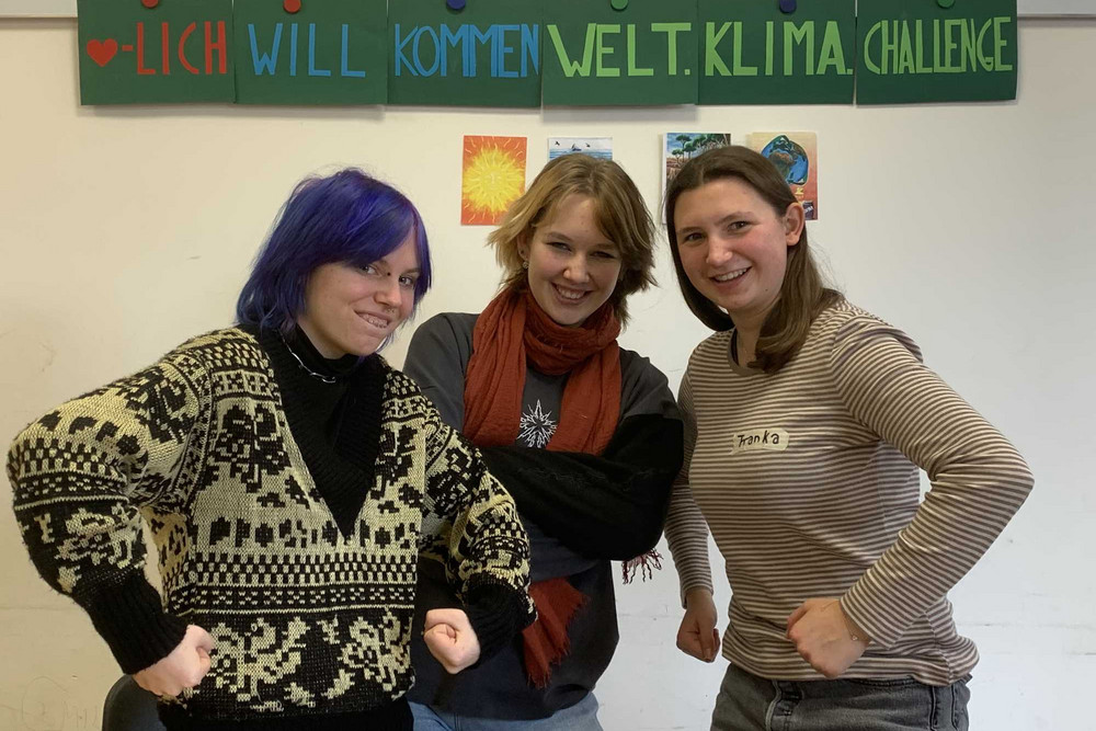 Drei Schülerinnen in Challengepose