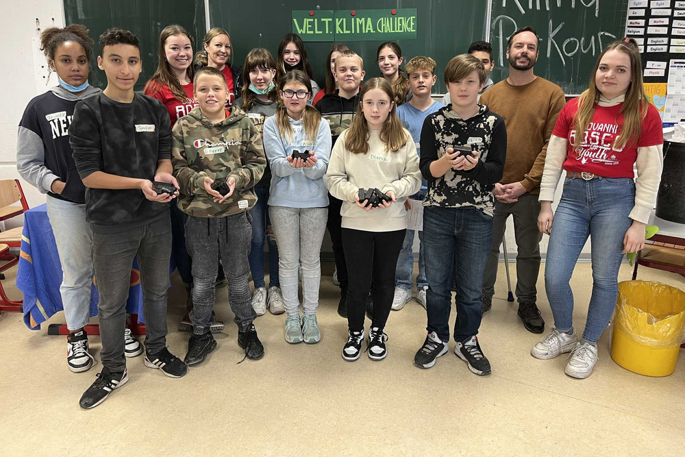 Schulklasse mit eingesparten C02-Steinen