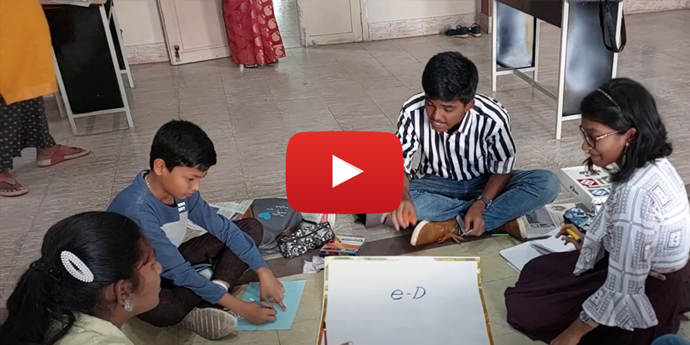 Indische Schülerinnen schreiben auf Plakate