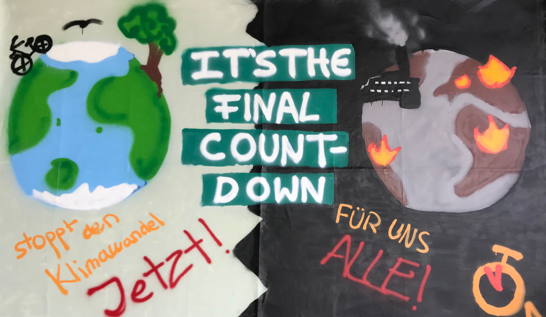 Plakat mit Slogan "It's the final countdown"