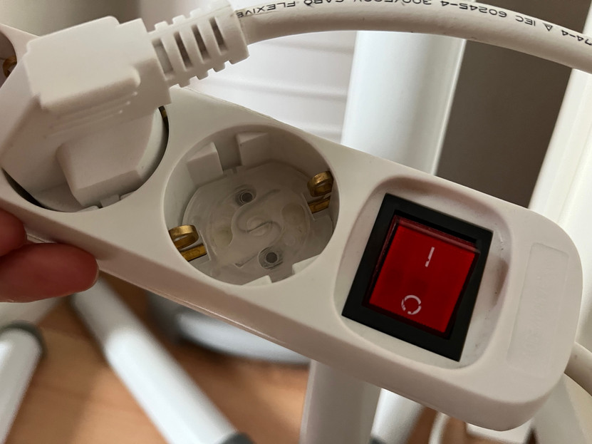 Steckdose mit Kippschalter, der auf Null steht